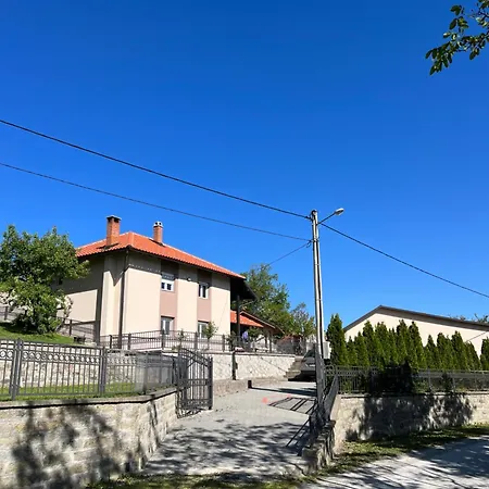 Rudnicka Oaza Mira, Kuca U Podnozju Ostrvice Gornji Milanovac